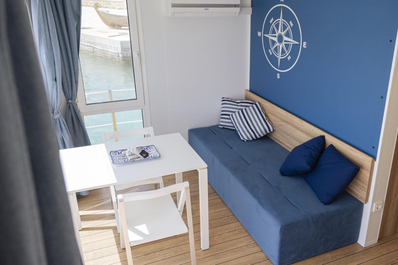 Houseboat Floatart Experience Bisceglie Hotell Eksteriør bilde