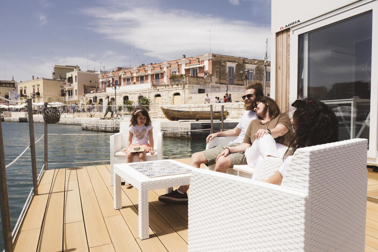 Houseboat Floatart Experience Bisceglie Hotell Eksteriør bilde