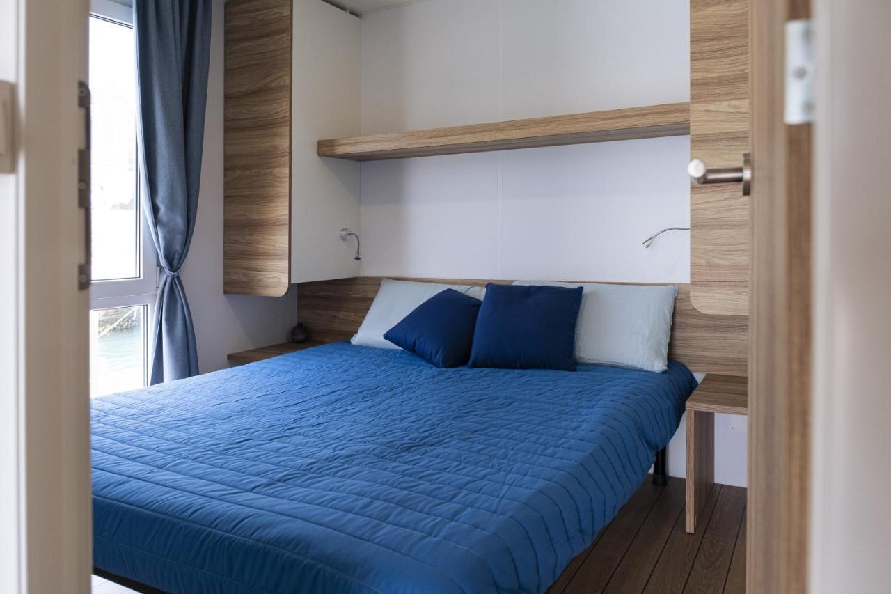 Houseboat Floatart Experience Bisceglie Hotell Eksteriør bilde